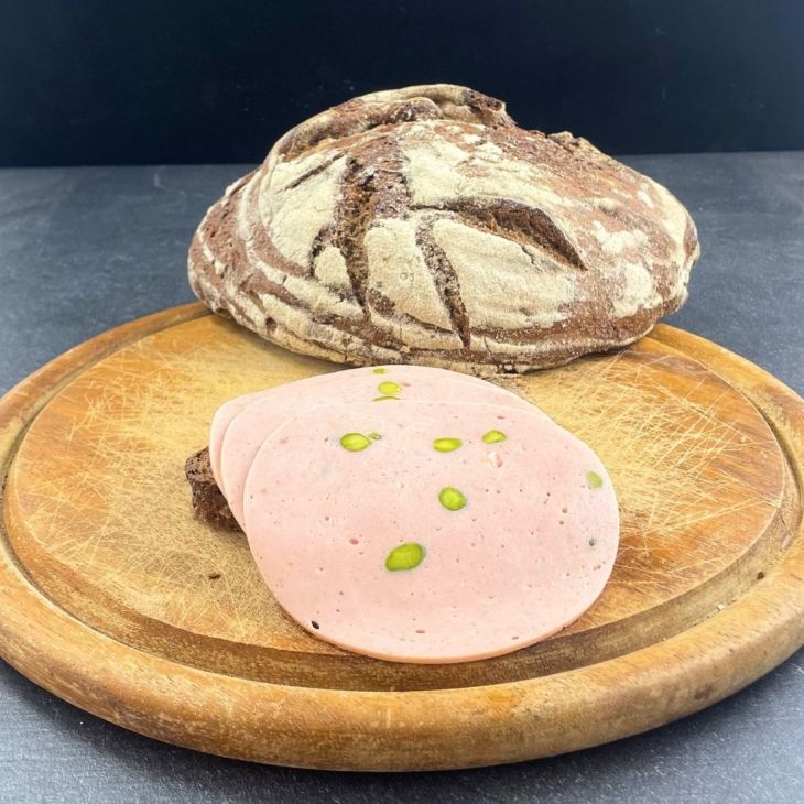 Mortadella mit Pistazien - geschnitten