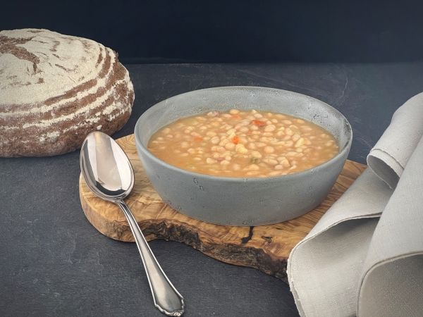 Weiße Bohnensuppe im Schlauch